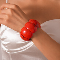 Bracelet manchette ethnique en acier inoxydable marbré rouge XM B58 avec perles incurvées surdimensionnées plaqué or 18 carats pour une mode audacieuse