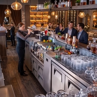 Comptoir de bar mobile en acier inoxydable avec réfrigérateur et évier intégrés, station à cocktails portable robuste pour événements en plein air, hôtel