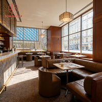 Ensemble de chaises de banquettes contemporaines en cuir marron avec pieds en acier inoxydable et table en bois pour pizzeria, restaurant, café, hôtel, salle à manger