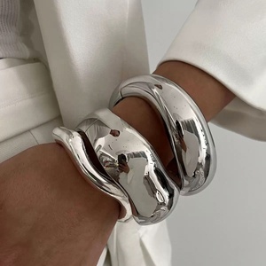 Bracelet manchette ouverte irrégulier et épais, en métal brillant, au design organique et courbé, large, style statement, empilable, pour poignet, mode moderne - Product Image 3