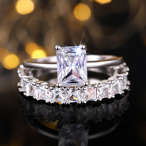 Set di Anelli Geometrici Impilabili con Zirconi per Coppie, Elegante Gioiello da Donna per Fidanzamento e Feste - Product Image 2