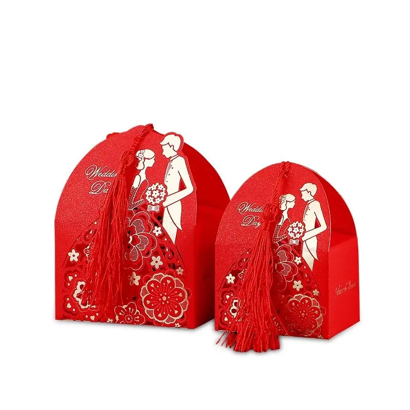 على استعداد للشحن الصينية الأحمر الحب الزفاف مربع الحلوى اليدوية جوفاء التعبئة ورقة مع الشريط