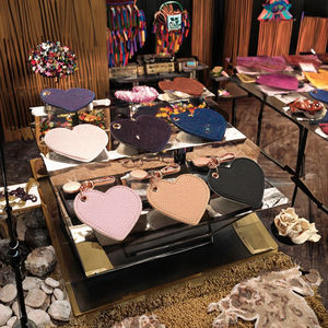 Regalos de recuerdo al por mayor, llavero de cuero PU de lujo personalizado con logotipo de diseñador, marca NIYA, impreso con letras en relieve - Product Image 3