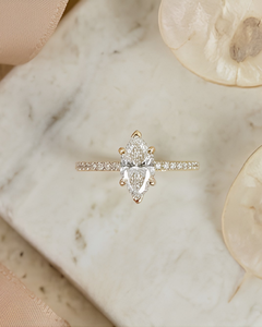 Bague de fiançailles pour femme en or massif 18 carats avec diamant taille marquise et diamants latéraux, certifiée IGI, style classique - Product Image 1