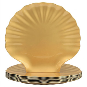Assiette de service décorative en métal doré de style nordique en forme de coquille pour banquets, traiteurs et événements - Product Image 1