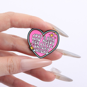 Solo una chica que necesita su pequeño Snacky Snacks, alfileres esmaltados, broche romántico de corazón rosa, insignia de solapa, regalos de joyería al por mayor - Product Image 4