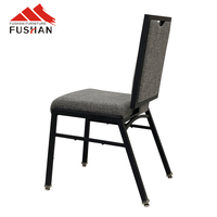 Chaise de banquet empilable en aluminium avec dossier flexible et assise rembourrée, dotée d'une poignée de transport, idéale pour les salles de réception d'hôtels, les réunions et les événements