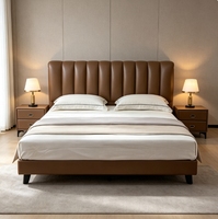 Lit double en cuir marron italien, nouveau modèle, confortable, avec cadre en bois, idéal pour villa, chambre principale, style moderne et épuré.