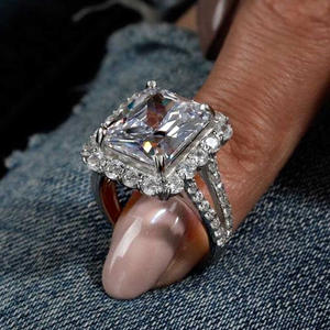 Anello da Donna F1131 in Oro Bianco con Diamante Taglio Asscher Naturale Colore D, Anello di Fidanzamento con Diamanti Laterali - Product Image 1