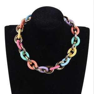 قلادة جديدة ذات أشكال هندسية بألوان مبهجة قلادات على شكل حبل قلادة أكريليك للنساء تصميم بوهيمي متعدد الألوان - Product Image 6