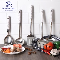 Petit quantité minimale de commande prêt à expédier 201ss gadgets de cuisine casseroles et poêles accessoires ensemble d'ustensiles de cuisine en marbre avec poignée en plastique