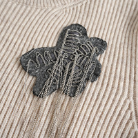 Nouveau Pull Élégant en Laine Douce Tricotée pour Femme, Collection Automne 2026, avec Appliques Florales en 3D et Pompons Robustes