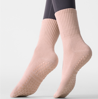 Chaussettes de sport et de yoga en coton antidérapantes pour femmes, personnalisables avec logo, confortables et solides, idéales pour la maison et le sport.
