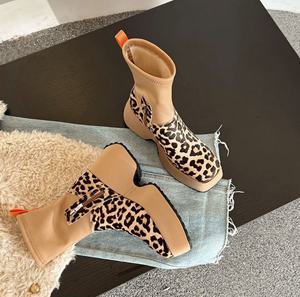 Botas cortas de suela gruesa con cremallera lateral y estampado de leopardo, estilo casual y europeo, botas de cuero a la moda para mujer. - Product Image 1