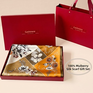 Pañuelo Cuadrado de Seda de Morera 100% de Lujo con Estampado Floral Digital Personalizado y Caja de Regalo - Product Image 1
