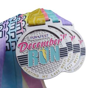 Medalla <span class=keywords><strong>de</strong></span> Alta Calidad Personalizada en Plata, Edición Invierno, <span class=keywords><strong>Alpe</strong></span> Adria Ultra Trail Marathon, con Diseño <span class=keywords><strong>de</strong></span> Copo <span class=keywords><strong>de</strong></span> Nieve y Cinta Personalizada - Product Image 4