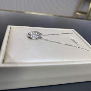 Pendentif élégant pour femme en diamant de laboratoire, bijoux en or, or rose, or blanc, argent, accessoire de joaillerie fine de créateur haut de gamme - Product Image 1