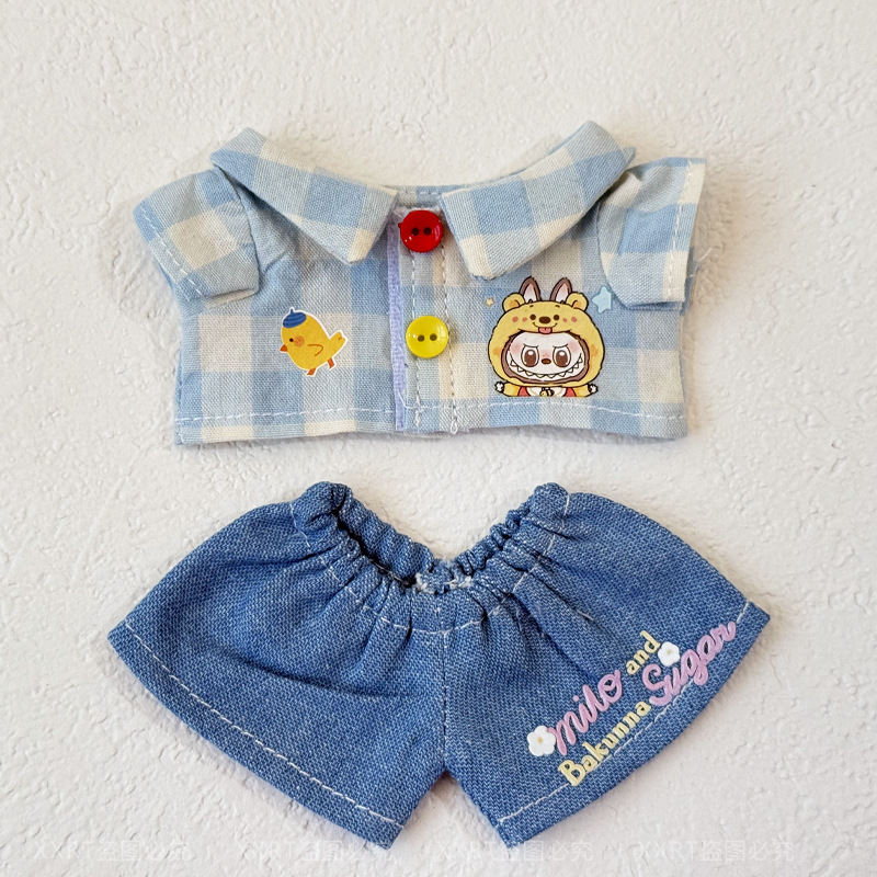 Camisa de dibujos animados azul y blanca, vaqueros con letras.