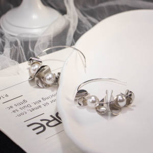 Boucles d'oreilles classiques en alliage d'argent 925 avec un tempérament unique, design polyvalent pour unisexe, plaqué argent - Product Image 1