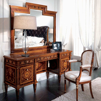 Tête de lit capitonnée en velours gris classique pour lit double avec accents incrustés d'argent, ensemble de chambre à coucher en bois et tables de chevet assorties