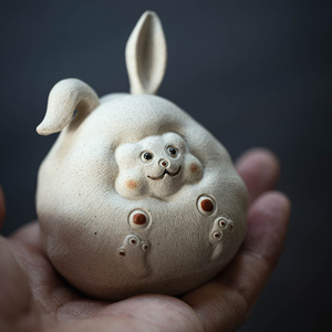 Adorno de mascota de té Zisha: Oveja de nieve y conejo de nieve hechos a mano, accesorio para ceremonia del té, arte coleccionable - Product Image 1
