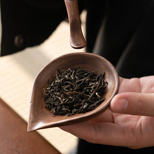 Cuchara de té de madera de nogal con relieve de flor de ciruelo, forma plana para la ceremonia del té - Product Image 4