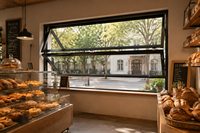 Fenêtre pliante motorisée intelligente pour comptoir de cuisine ou bar, compatible maison connectée, avec ouverture par levage électrique et dessus en verre.