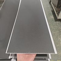 Panneau de plafond moderne en PVC laminé noir ignifuge avec grille de plafond pour la décoration intérieure de la maison, de l'hôtel et du bureau