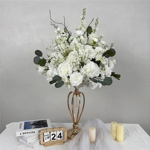 Décorations de table pour événements : Boules de fleurs artificielles roses et vertes pour arrangements de fête - Product Image 1