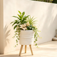 Jardinières modernes en fibre de verre légère, pots à fleurs hauts avec base trépied en bois pour l'extérieur et le jardin domestique