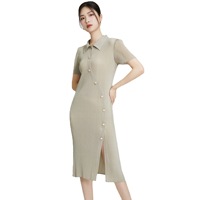 Robe plissée Miyake pour femme, décontractée, longueur genou, col polo, boutonnage asymétrique, coupe amincissante H-line, fente latérale, style minimaliste, idéale pour le bureau