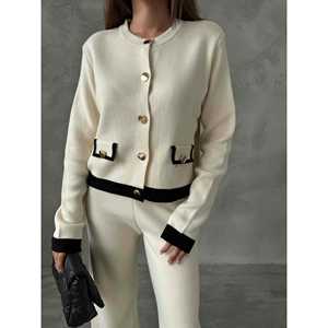 Ensemble chic en tricot pour femme, pull couleur os avec détail poche, taille S, tenue élégante pour un usage décontracté - Product Image 1