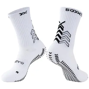 Vente en gros de chaussettes antidérapantes football basket-ball chaussettes avec poignée logo personnalisé chaussettes de football tube à bandes pour garçon