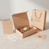 Boîte rigide à fermeture magnétique beige nude de qualité supérieure OEM, boîte d'emballage personnalisée pour kit de parfum avec papier froissé et rembourrage déchiqueté