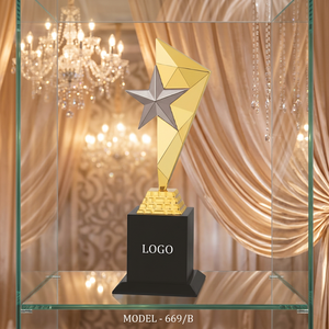 Trofeo Pirámide Estrella Dorada Modelo 669 B de Metal Plateado para Actividades Promocionales - Product Image 1