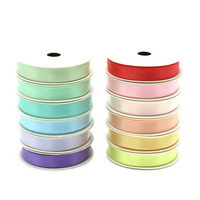 Ruban de satin uni en gros, simple ou double face, personnalisé pour la décoration de gâteaux d'anniversaire, la mise en bouquet de fleurs, l'emballage commercial de cadeaux