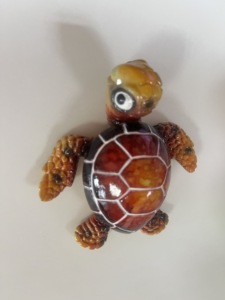 Figurines spéciales de tortues marines dans une variété de couleurs, yeux grands et uniques, idéales pour les anniversaires - Product Image 3