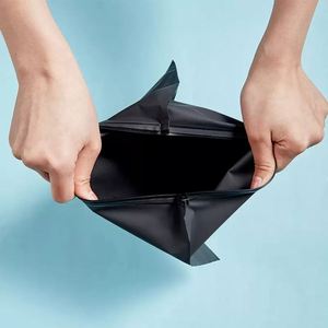 Sac d'emballage pour vêtements en PE noir givré personnalisé avec impression offset, recyclable et fermeture éclair avec logo - Product Image 4
