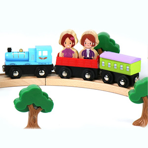 Giocattolo in Legno con Scena Ferroviaria e Gru, Treno che Si Muove su Binari in Legno, Modello KK121 100-240V - Product Image 4