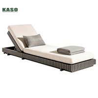 Chaise longue en rotin tressé réglable pour l'extérieur, avec coussin, idéale pour piscine, hôtel, villa, complexe hôtelier, jardin, plage