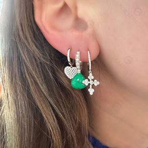 Boucles d'oreilles créoles pendantes Gemnel Gothic Diamond Cross et breloque en argent 925 pavé de diamants pour un accent audacieux et affirmé dans le jeu d'oreilles - Product Image 3