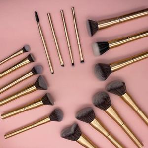 Kit de 17 pinceaux de maquillage synthétiques véganes à manche métallique, comprenant un pinceau éventail, un pinceau à barbe, un pinceau visage et un pinceau anticernes, personnalisable - Product Image 2