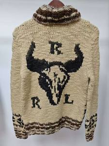 Cardigan décontracté tricoté à la main avec motif de crâne de taureau distinctif et motifs géométriques mettant en valeur l'artisanat artisanal - Product Image 2