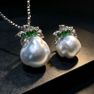 Pendentif en or 18 carats avec perle baroque blanche des mers du Sud, design avec accents de jade et de diamants, bijoux fins de luxe pour femmes, cadeau, vente en gros - Product Image 4