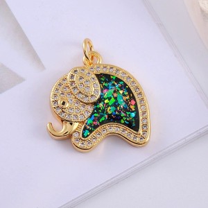 <span class=keywords><strong>Collana</strong></span> <span class=keywords><strong>con</strong></span> ciondolo a forma di elefante placcato oro <span class=keywords><strong>con</strong></span> micro pavé di zirconi e intarsio di opale scintillante, simbolo di buona fortuna, ideale come regalo per la famiglia. - Product Image 2