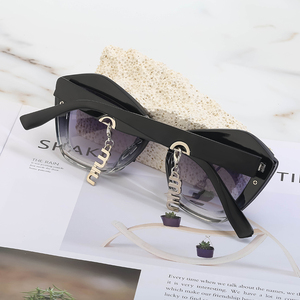 <span class=keywords><strong>Lunettes</strong></span> de soleil <span class=keywords><strong>tendance</strong></span> Partagas, design personnalisé, logo, style œil de chat avec chaîne, protection UV400, pour femmes. - Product Image 4