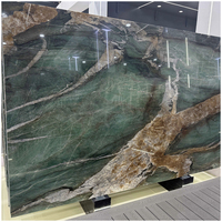 Dalles de quartzite Fuchsite Cristallo vert brésilien rétroéclairé pour comptoirs de cuisine et de salon dans les villas et les maisons de luxe