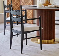 Fauteuil de salle à manger en bois massif noir avec dossier ondulé et coussin en cuir blanc, design moderne pour la maison