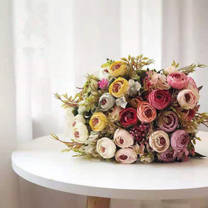 Boccioli di Camelia Artificiali in Seta di Lunga Durata all'Ingrosso per Decorazioni per la Festa della Mamma, Natale, Laurea e Pasqua - Product Image 1