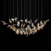 Firelux développe un luminaire suspendu doré en forme de fleur pour escalier de villa haut de gamme et luxueuse.